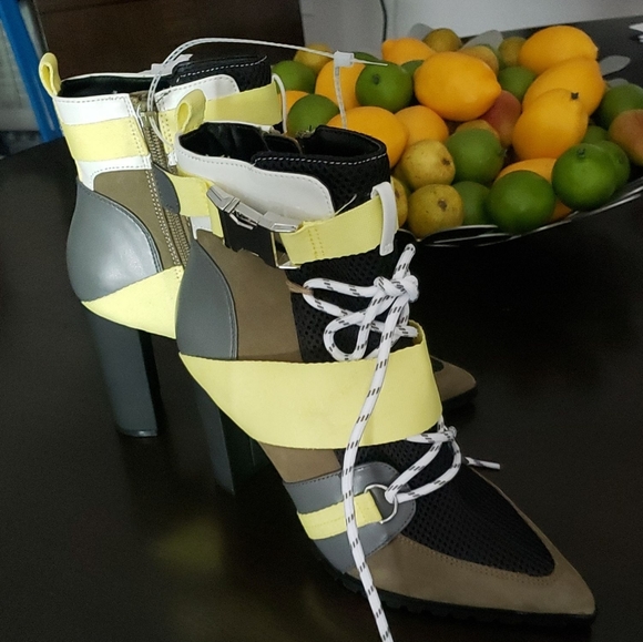 🆕️ Steve Madden Mesh Illusion Booties - Picture 2 of 3